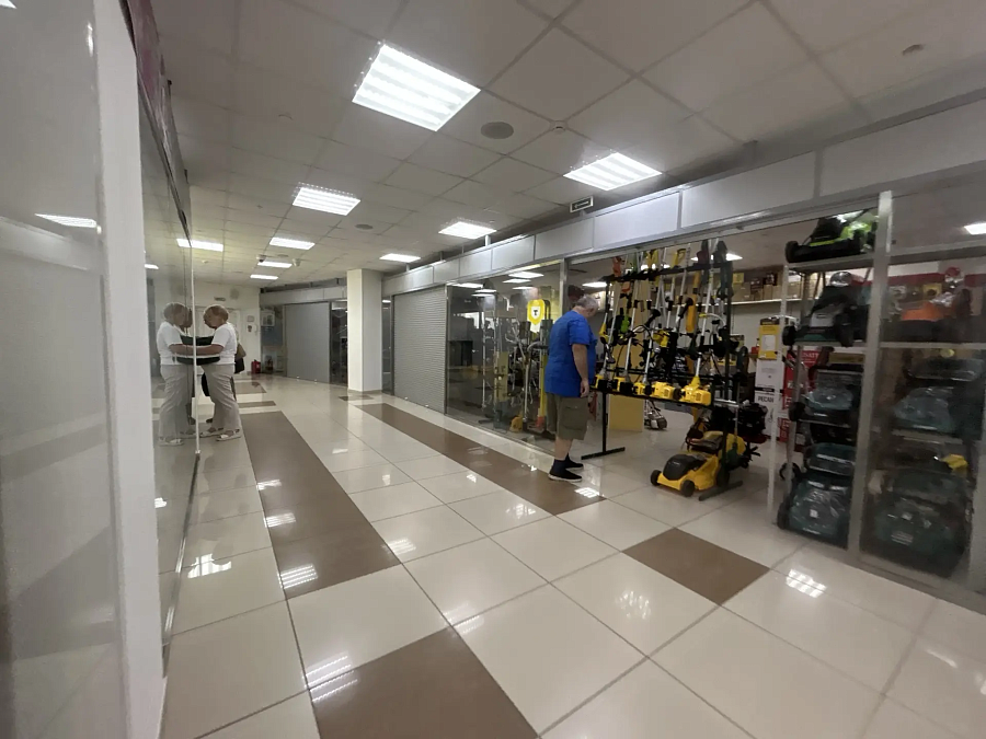 Попова, ТЦ "Район", 70Д